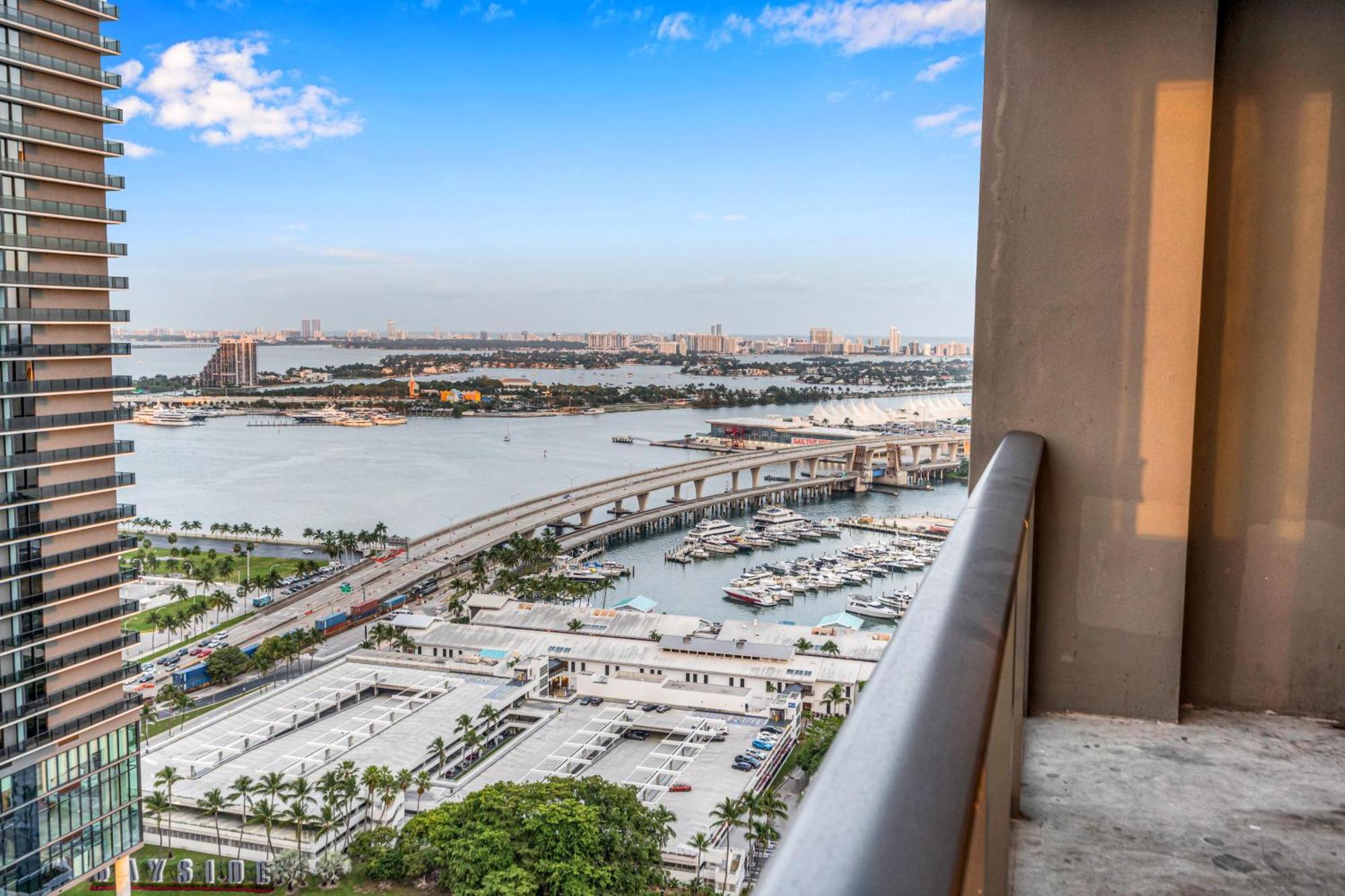 Apartment Penthouse Unit In The Heart Of