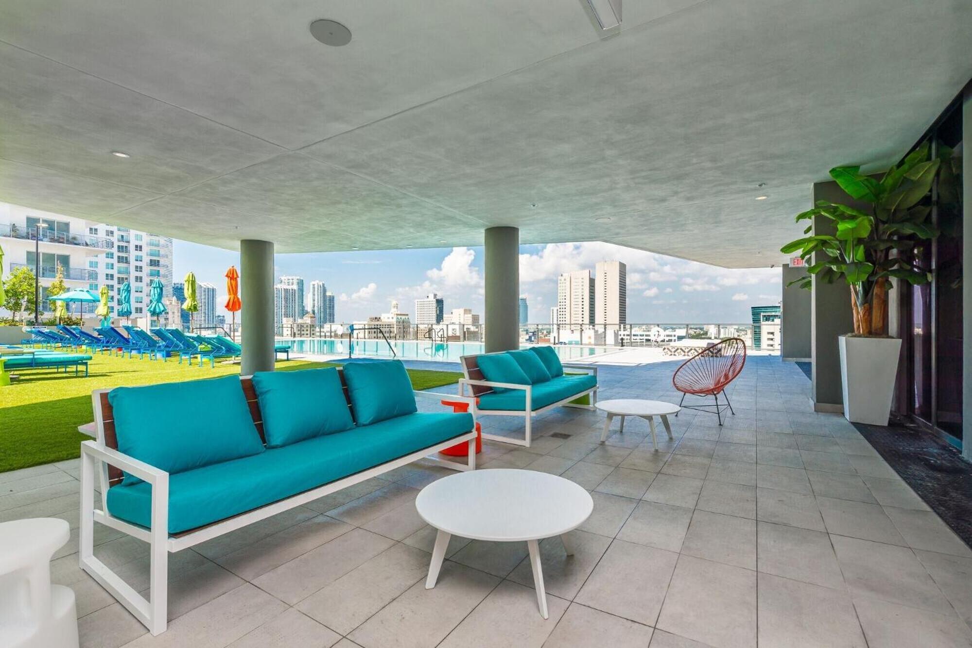 Penthouse Unit In The Heart Of Apartment *