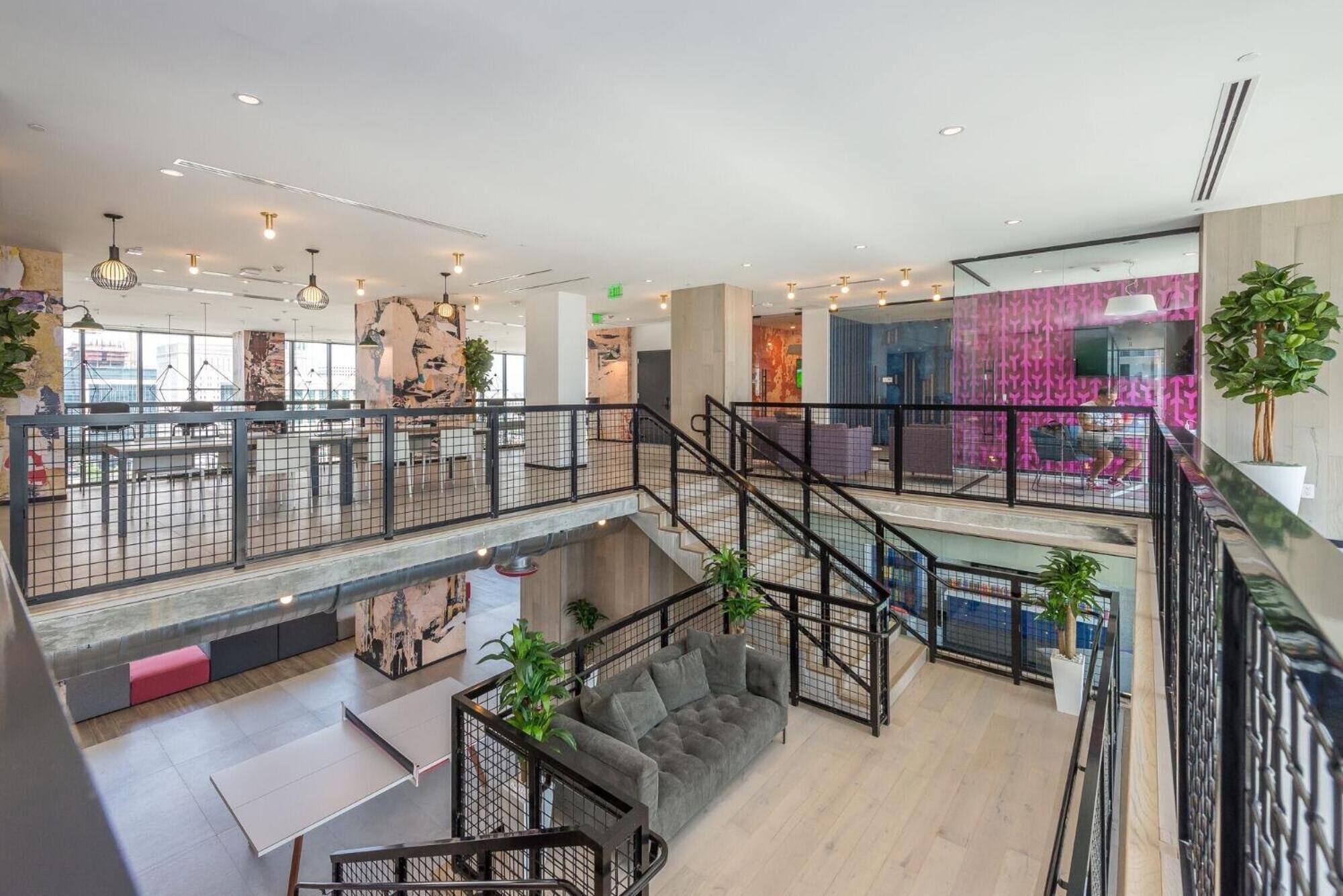 Penthouse Unit In The Heart Of Apartment *