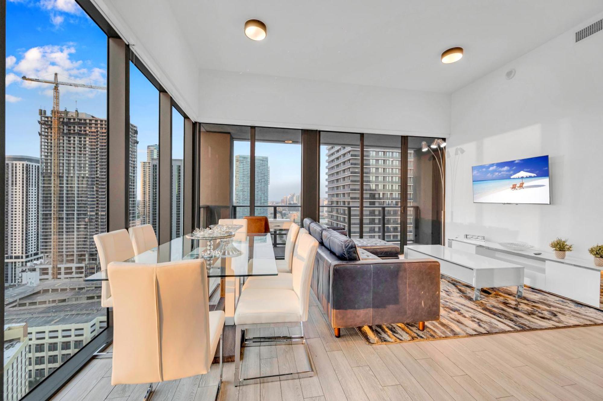 Apartment Penthouse Unit In The Heart Of *