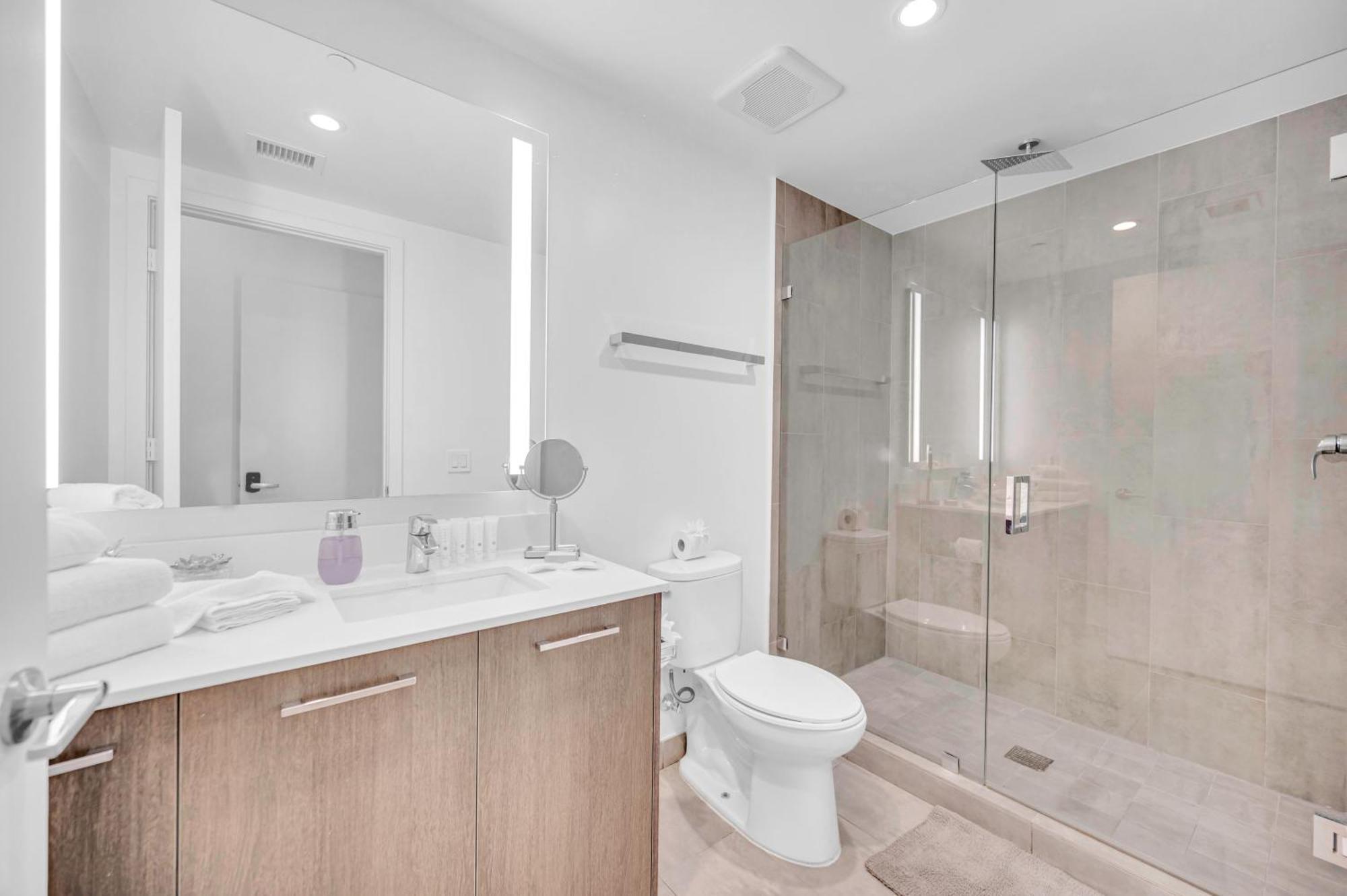Penthouse Unit In The Heart Of Apartment *