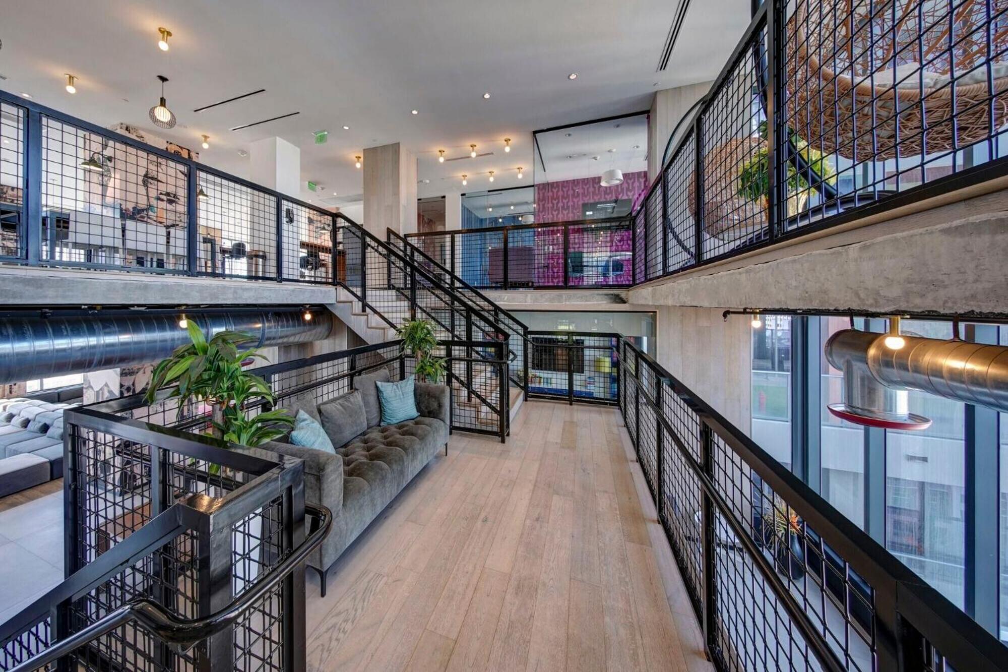 Apartment Penthouse Unit In The Heart Of *