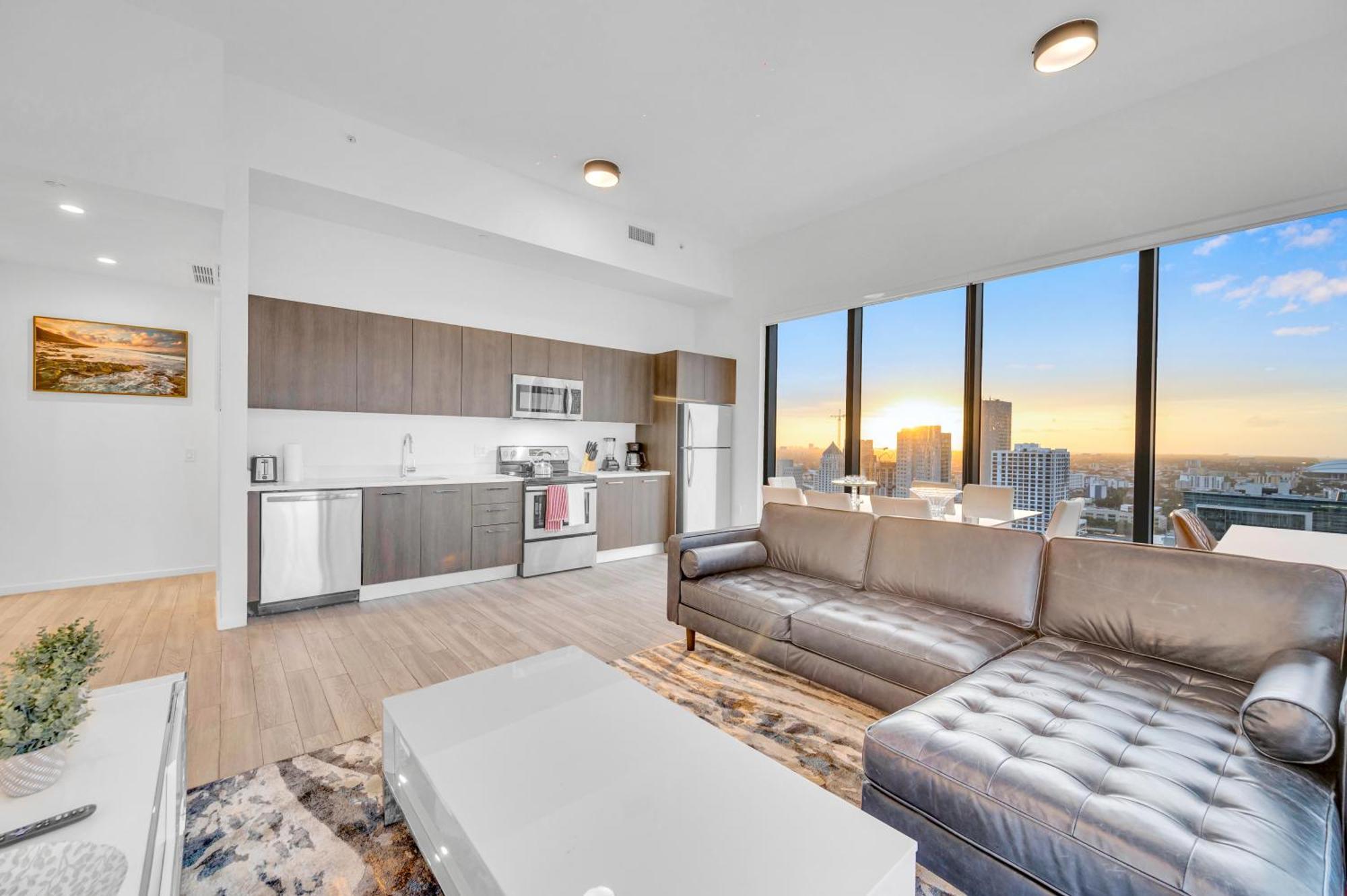Penthouse Unit In The Heart Of Apartment *