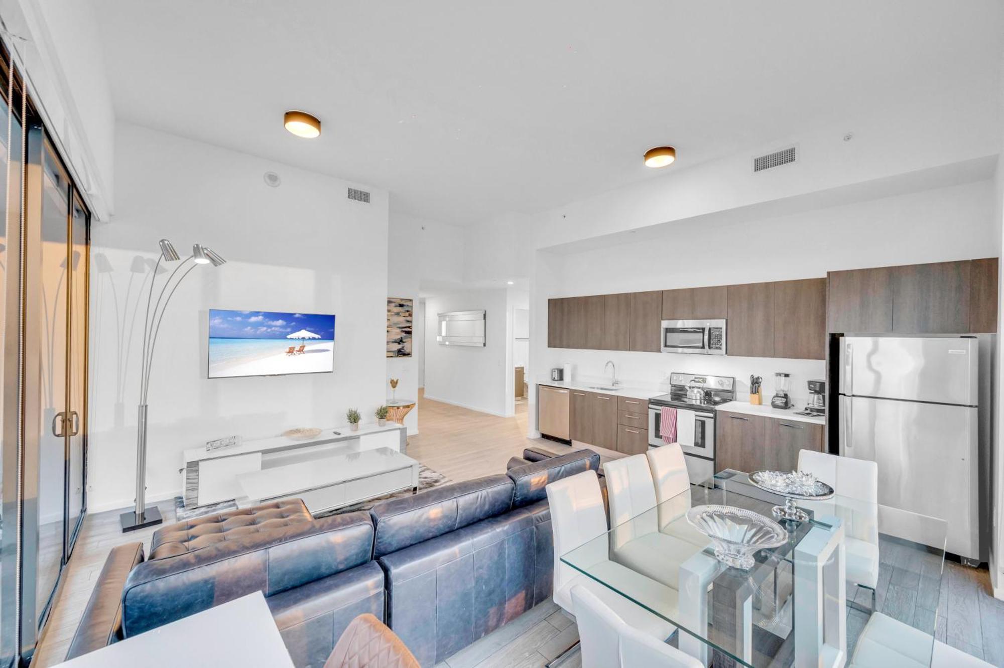 Apartment Penthouse Unit In The Heart Of *