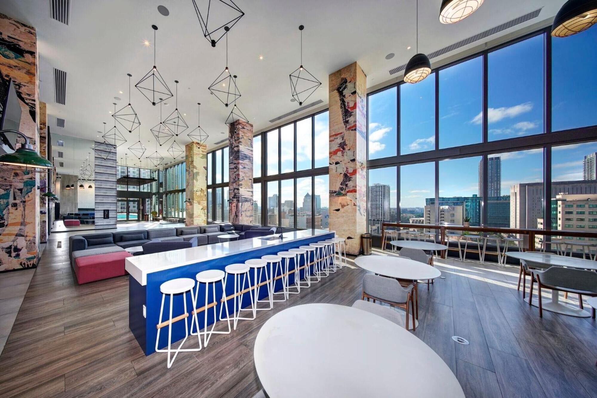 Apartment Penthouse Unit In The Heart Of