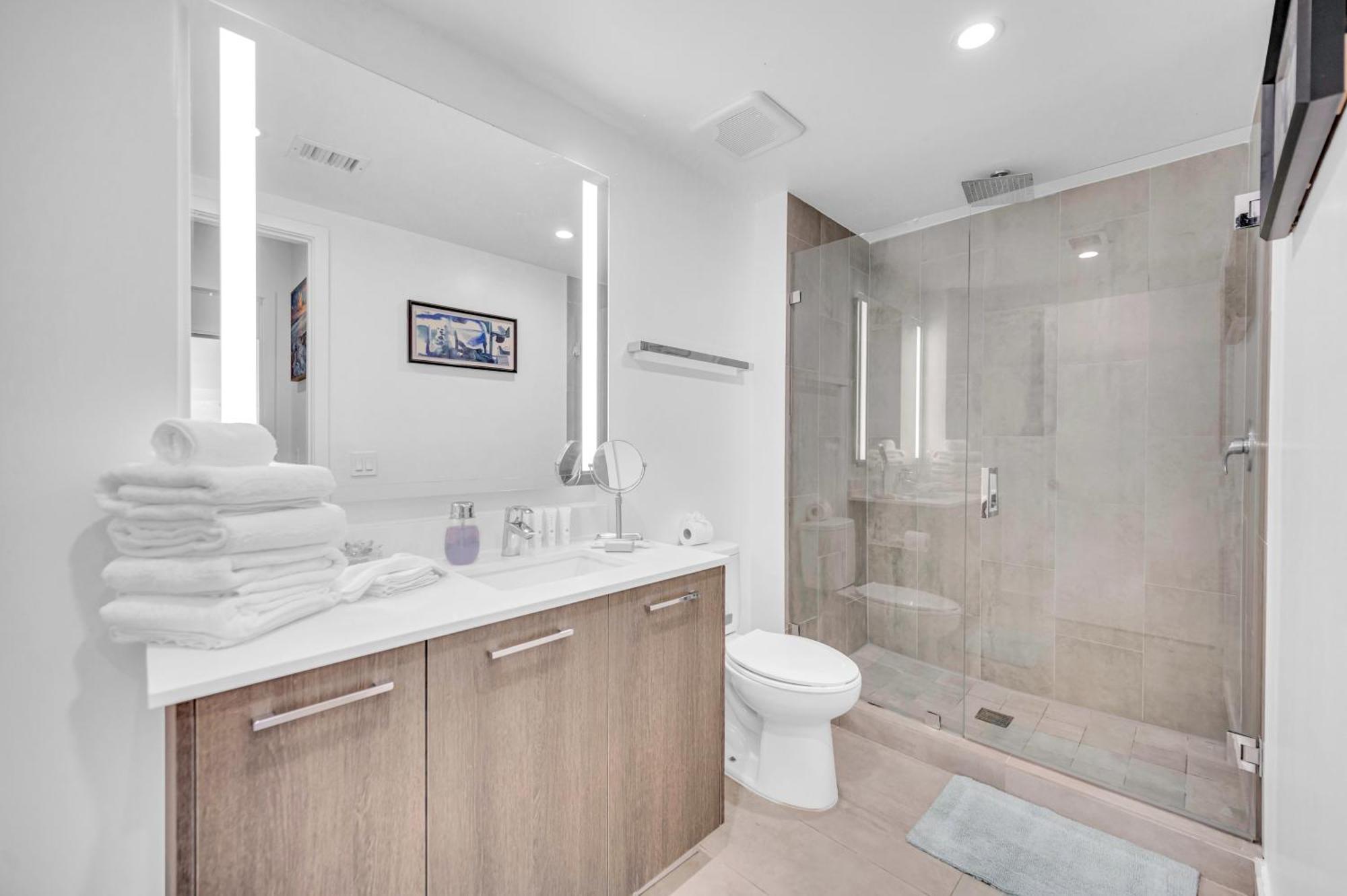 Apartment Penthouse Unit In The Heart Of *